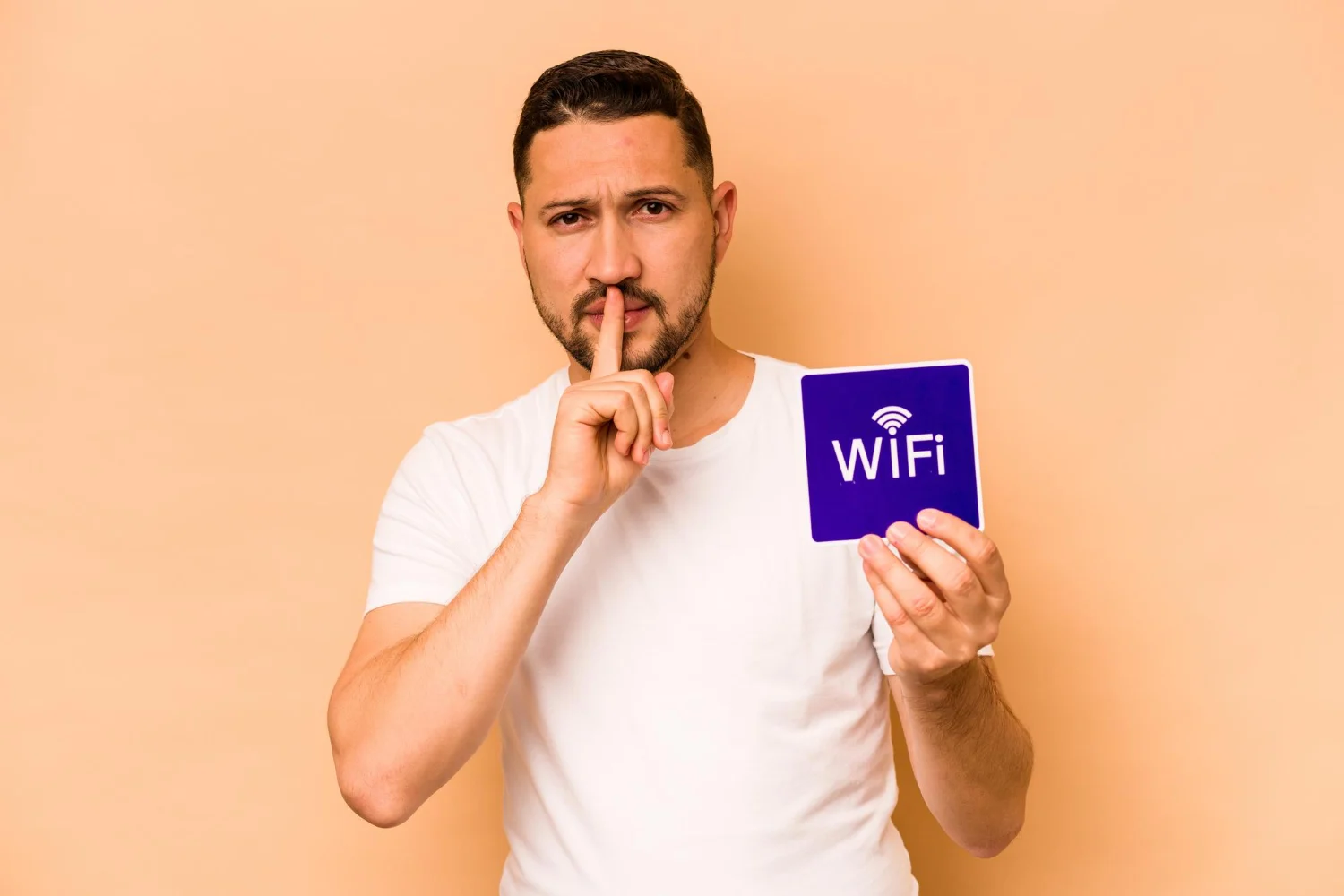 "Este es el truco de los hackers", Diego Pérez (28), ingeniero, confiesa que hacen con la pegatina de tu router: así acceden a tus datos y cómo puedes bloquearlos 28 Merca2.es Aquí se detalla el método exacto que utilizan los ciberdelincuentes para explotar la clave de tu WiFi por defecto y acceder a tu red sin que te des cuenta. Fuente: Freepik