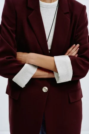 La blazer burdeos de Zara: un básico con personalidad