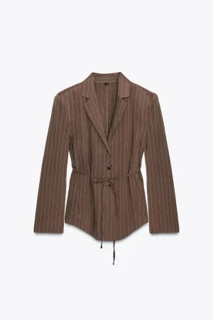 Un toque de alta costura: chaqueta entallada con botones