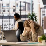 «No estás triste, estás en ‘piloto automático'»: la psicóloga Laura Soler (33) sobre la apatía, la señal de que estás a un paso del ‘burnout’