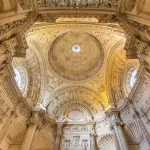 Lucía Méndez (51), experta en arte sacro, destapa el timo de 50€ en la Catedral de Sevilla: «Te ofrecen saltarte la cola, pero lo que te están robando es algo más que dinero»