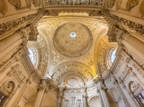 Lucía Méndez (51), experta en arte sacro, destapa el timo de 50€ en la Catedral de Sevilla: 