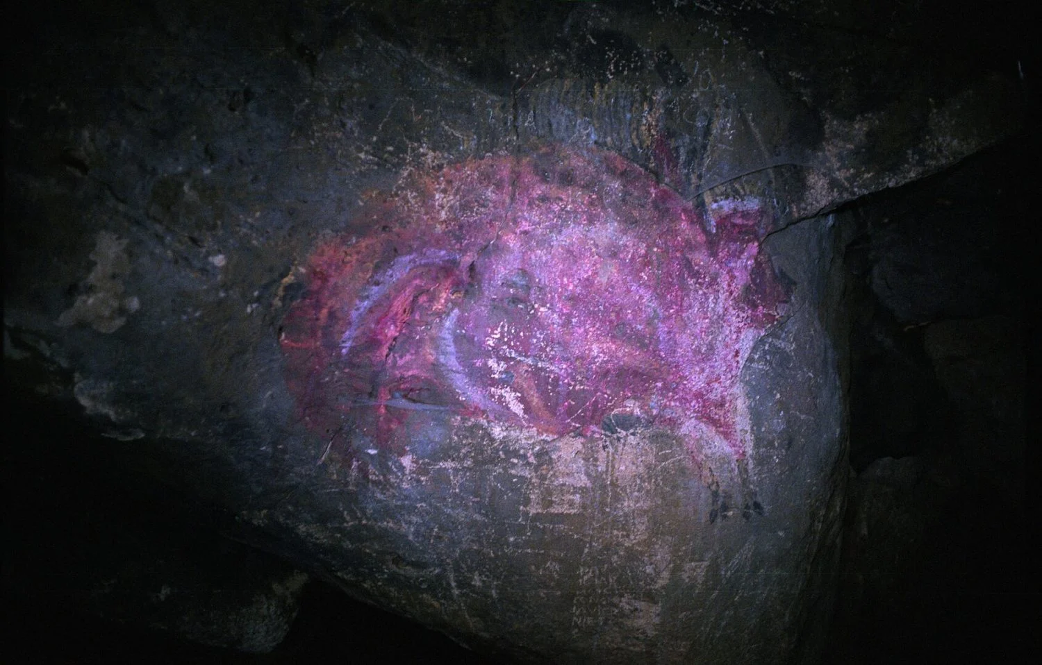 Descubrí la entrada “maldita” de la Cueva del Reguerillo en Patones de Arriba, el mayor laberinto subterráneo de Madrid que solo se abre en noviembre