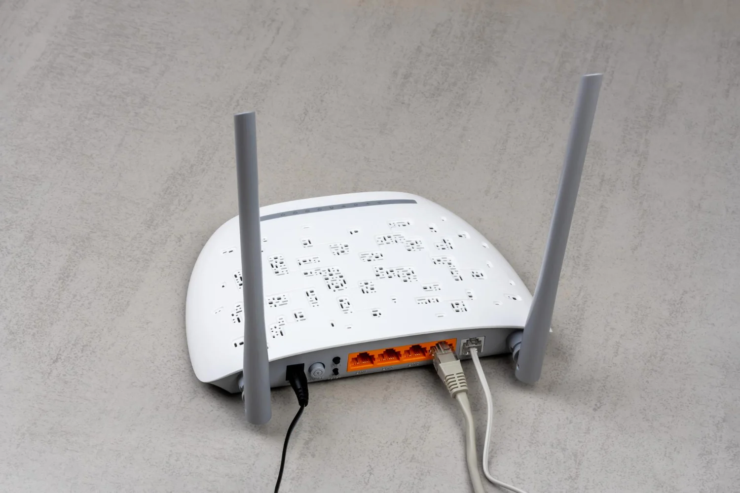 Dr. Adrián Peña (51), ingeniero informático: "El nuevo malware que ataca routers caseros convierte tu WiFi en una puerta de entrada a robos bancarios sin dejar rastro" 1 Merca2.es Una vez que este malware se ha apoderado de tu conexión, el peligro para tu economía familiar es real e inminente. Fuente: Freepik