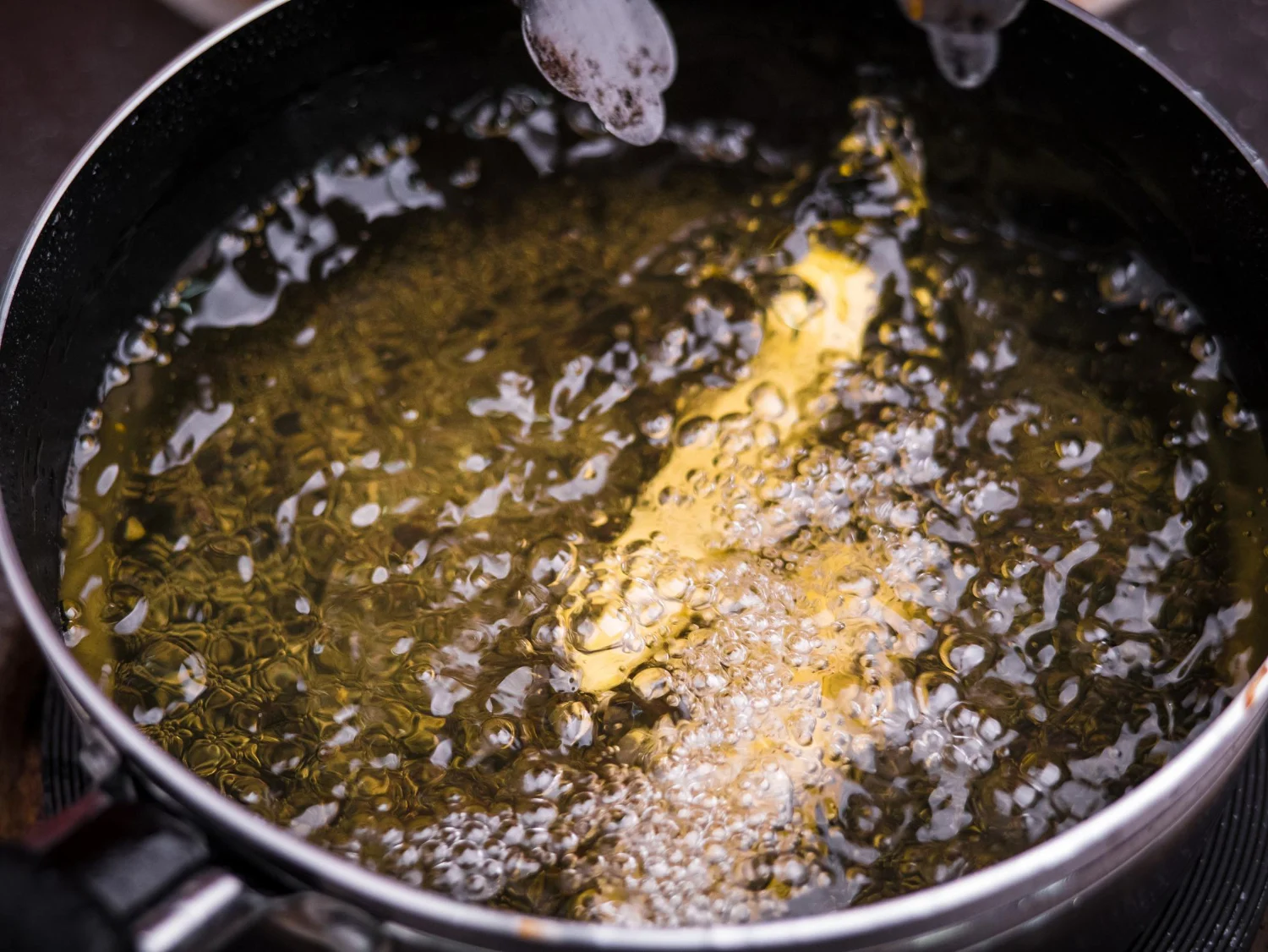 "El aceite de oliva 'sano' con el que cocinas se convierte en un veneno a esta temperatura", alerta Ricardo Leal (48), químico alimentario 2 Merca2.es Estos párrafos te ofrecen consejos prácticos y directos para utilizar el aceite de oliva de forma segura, garantizando que solo obtengas sus beneficios. Fuente: Freepik