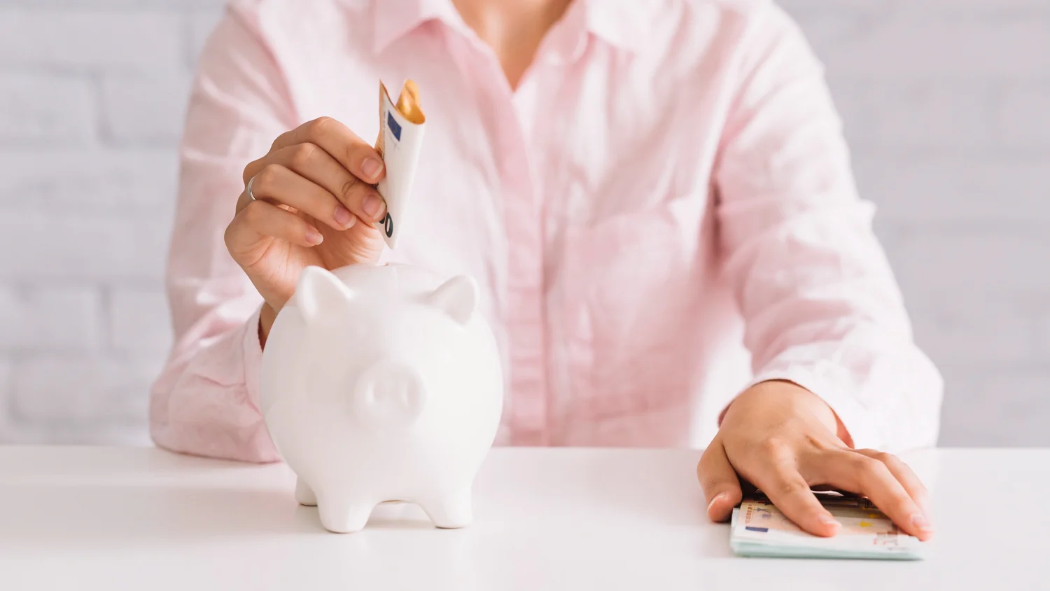 Tener el dinero bajo el colchón o en el banco es prácticamente lo mismo frente a la inflación.