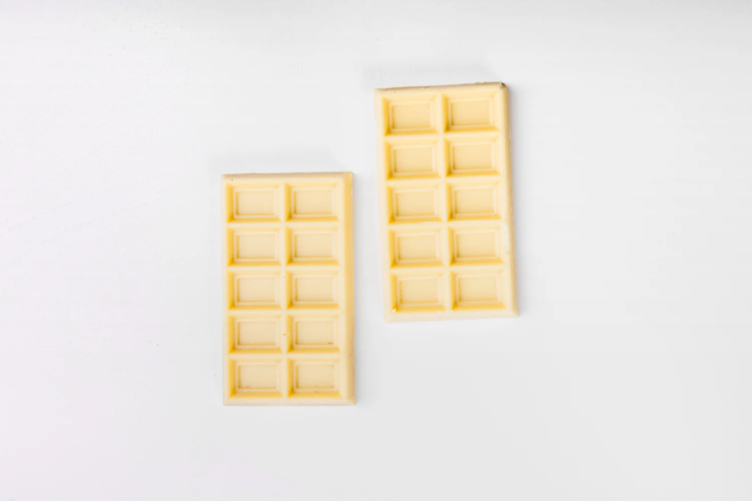 "El chocolate blanco no es chocolate": la aclaración de la maestra chocolatera Sara Blasco (39) que cambiará tu forma de ver las tabletas 1 Merca2.es Analizar los ingredientes del chocolate blanco nos revela por qué la frase "el chocolate blanco no es chocolate" cobra todo su sentido. Fuente: Freepik