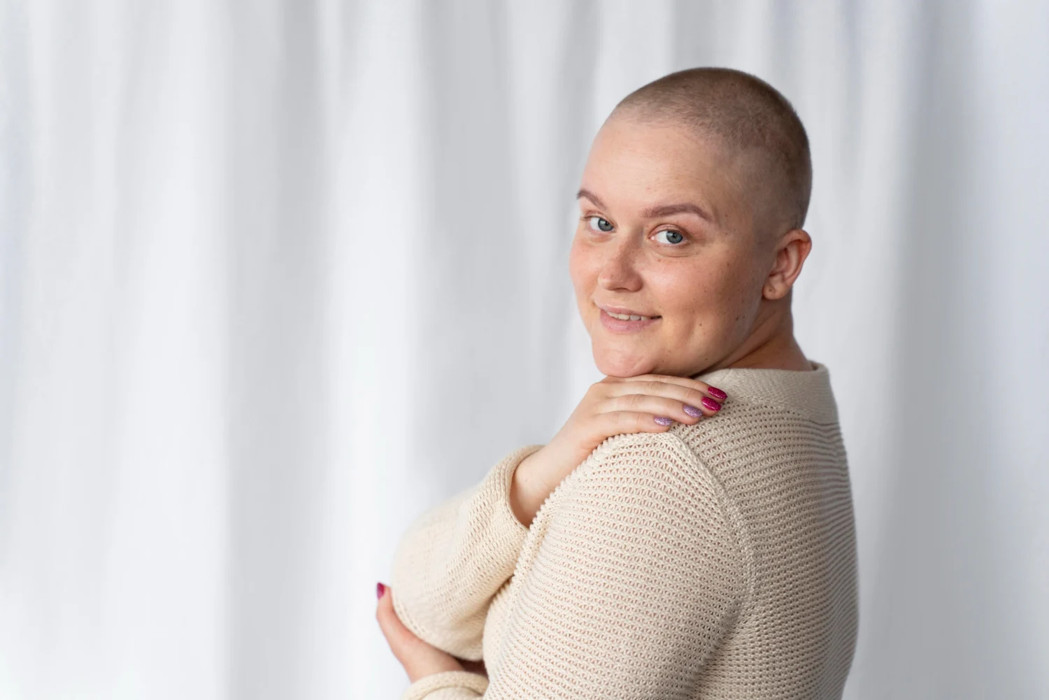 Carla López (55): "Mi cuerpo me gritaba que algo iba mal y yo lo llamaba cansancio. Era un cáncer y casi no lo cuento" 2 Merca2.es Superar un cáncer es solo el principio de un largo camino hacia la recuperación y la búsqueda de una nueva normalidad. Fuente: Freepik