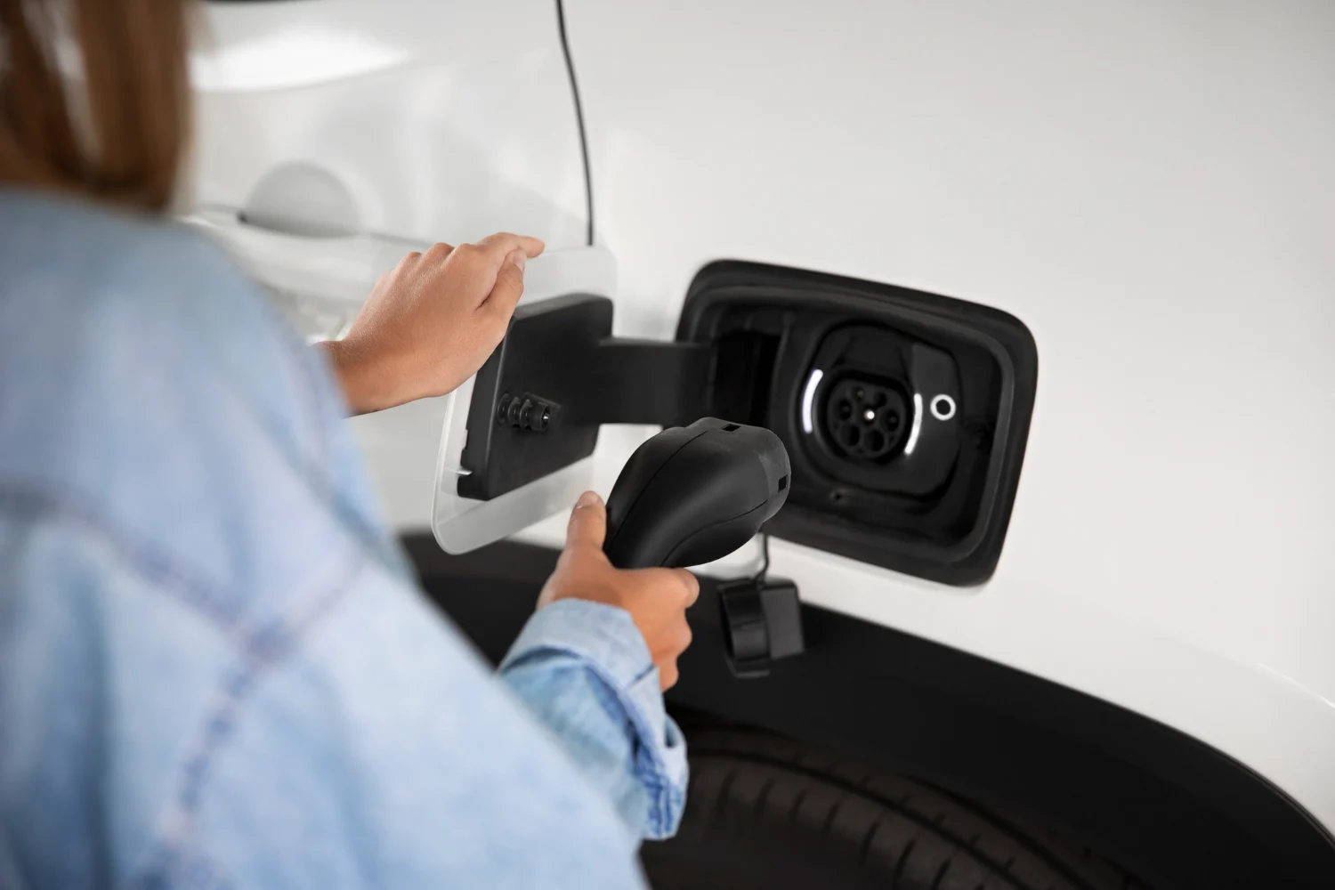 Roberto Sáez (44), ex-analista de Inteligencia: "Tu coche eléctrico registra cada vez que superas la velocidad máxima. Los fabricantes ya han vendido esos datos a aseguradoras" 1 Merca2.es La tecnología que promete un futuro más verde esconde una capacidad de vigilancia que apenas empezamos a comprender.