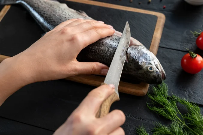 “Meter el pescado crudo en el congelador sin limpiar la tripa es la receta perfecta para una intoxicación”, Clara Aguado (41), y una alerta a la hora de comprar pescado 1 Merca2.es La creencia popular de que el congelador purifica el pescado es un mito peligroso; la realidad es que el frío no revierte los procesos de contaminación ya iniciados. Fuente: Freepik