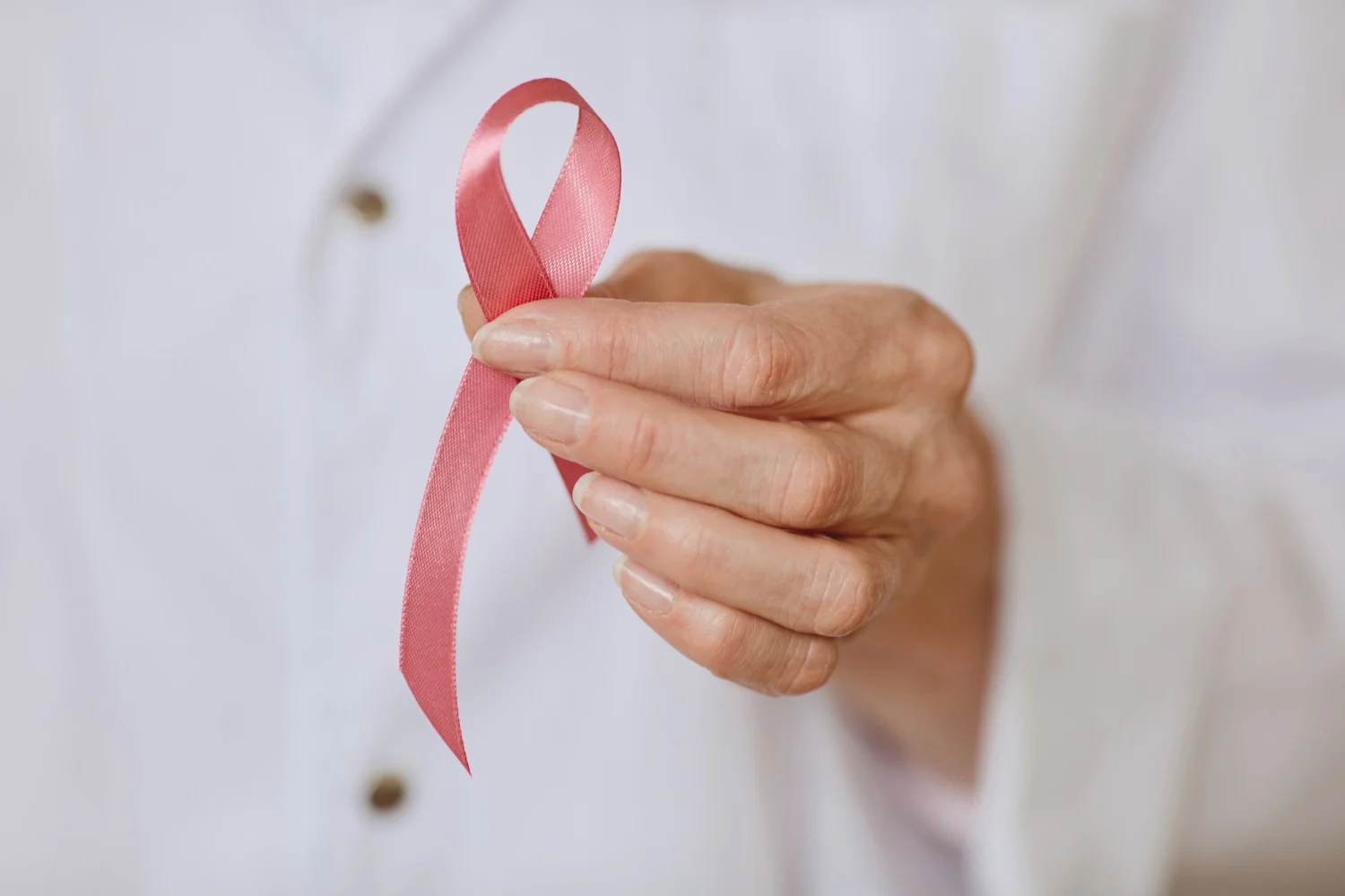 Carla López (55): "Mi cuerpo me gritaba que algo iba mal y yo lo llamaba cansancio. Era un cáncer y casi no lo cuento" 1 Merca2.es El momento de recibir la noticia de un cáncer es un impacto brutal para el que nadie está preparado. Fuente: Freepik