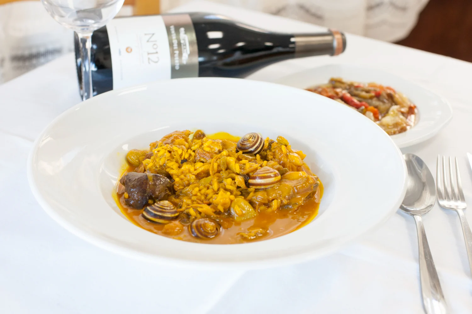 La trampa para turistas de la Plaza Mayor en la que caes siempre: te mueves 100 metros y pasas de comer basura a precio de oro a comer como un rey 2 Merca2.es La clave para esquivar la decepción gastronómica que a veces supone la Plaza Mayor está en conocer sus gloriosas inmediaciones, un laberinto de placeres. Fuente: Freepik