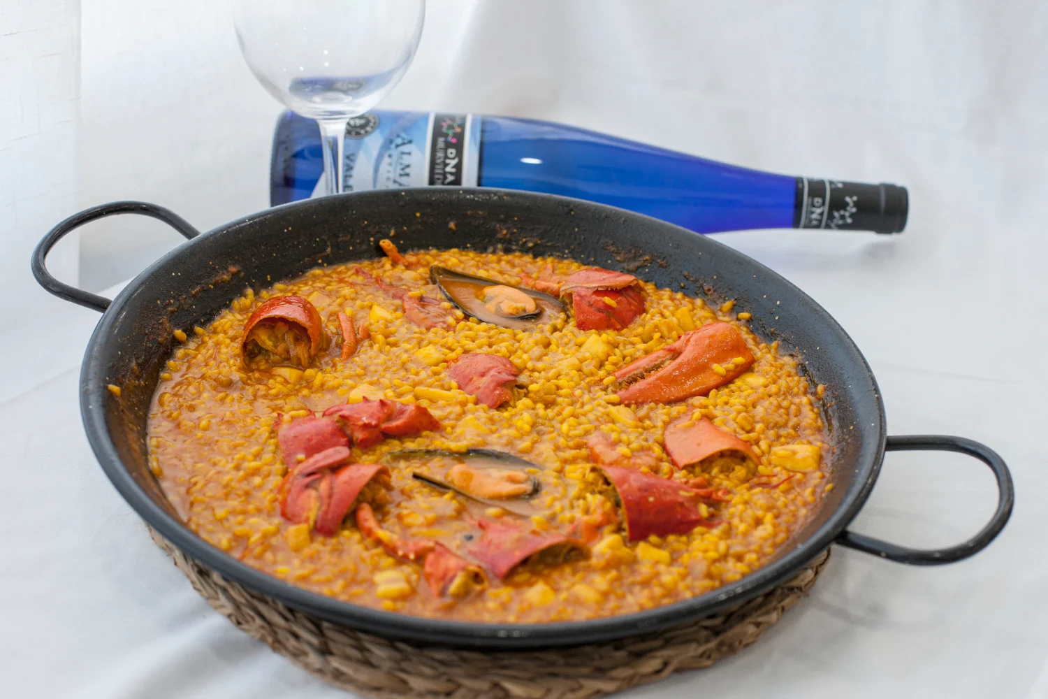 La trampa para turistas de la Plaza Mayor en la que caes siempre: te mueves 100 metros y pasas de comer basura a precio de oro a comer como un rey 3 Merca2.es La oferta culinaria que rodea la Plaza Mayor es el reflejo de dos mundos opuestos que conviven pared con pared: el del turista y el del local. Fuente: Freepik