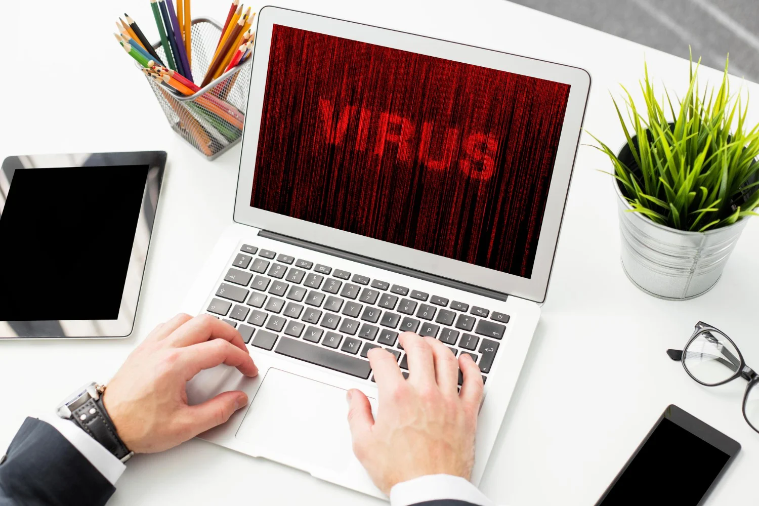 Dr. Adrián Peña (51), ingeniero informático: "El nuevo malware que ataca routers caseros convierte tu WiFi en una puerta de entrada a robos bancarios sin dejar rastro" 2 Merca2.es Creemos que tras la puerta de casa estamos a salvo de todos los peligros, pero hemos olvidado proteger la puerta digital. Fuente: Freepik