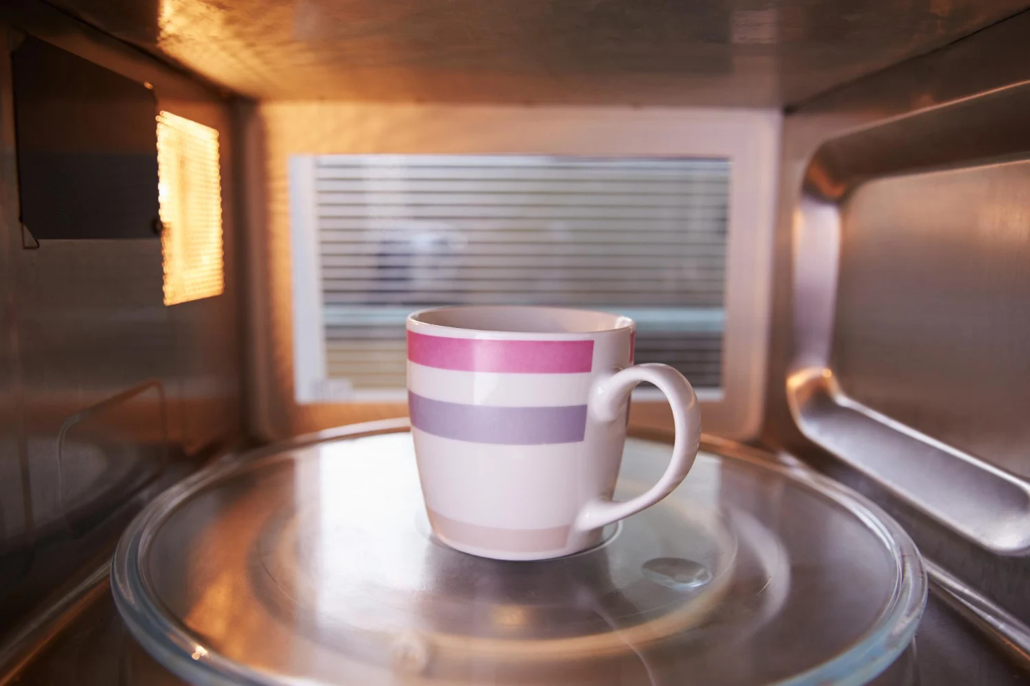 "Tu rutina mañanera te está envenenando", Dra. Elena Martínez (42), química toxicológica, revela el peligro oculto del café en microondas 1 Merca2.es El principal peligro del café en microondas no reside en las ondas, sino en el recipiente que probablemente estés usando para ello. Fuente: Freepik
