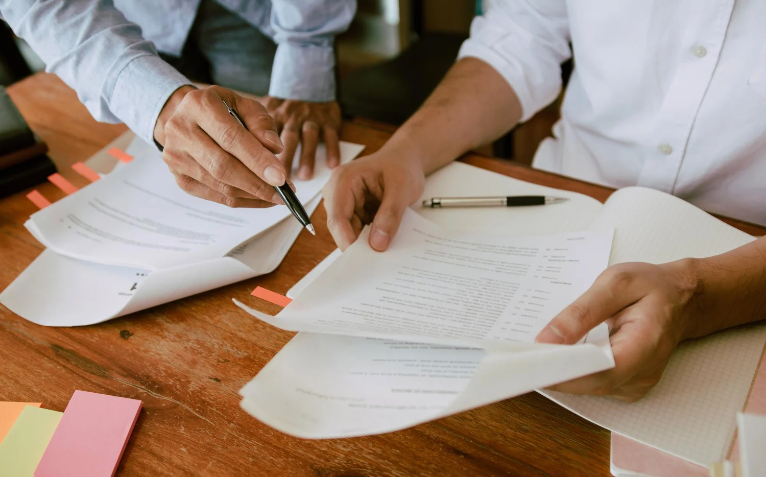 Aquí está el detalle que nunca tenéis en cuenta al hacer el testamento y puede provocar guerras familiares 1 Merca2.es Antes de decidir a quién dejas el apartamento de la playa, debes saber que tu testamento tiene unos protagonistas con derechos blindados por ley. Fuente: Freepik