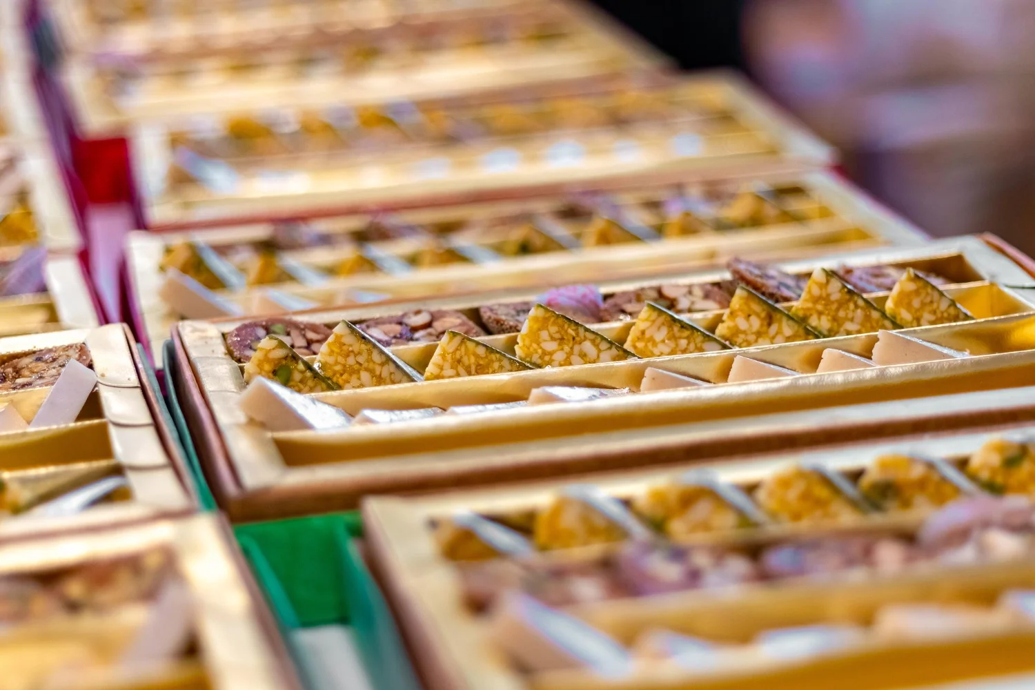 Navidad anticipada en Mercadona: turrón de sabores arriesgados y polvorones ya en los lineales 2 Merca2.es Detrás de esta aparente locura temporal hay una lógica comercial muy bien pensada que beneficia tanto a la empresa como al consumidor de la Navidad. Fuente: Freepik