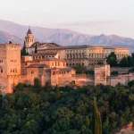 Te prometen una entrada para la Alhambra por 100€ y es papel mojado»: la advertencia de un taquillero harto de ver a turistas llorando en la puerta.