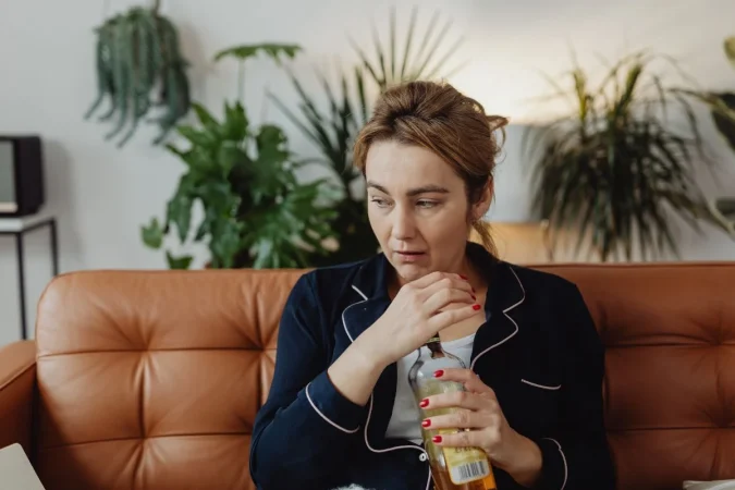 De la fiesta a la resaca emocional: cómo el alcohol altera tu cerebro y tus decisiones 3 Merca2.es Brindar por lucidez Merca2.es