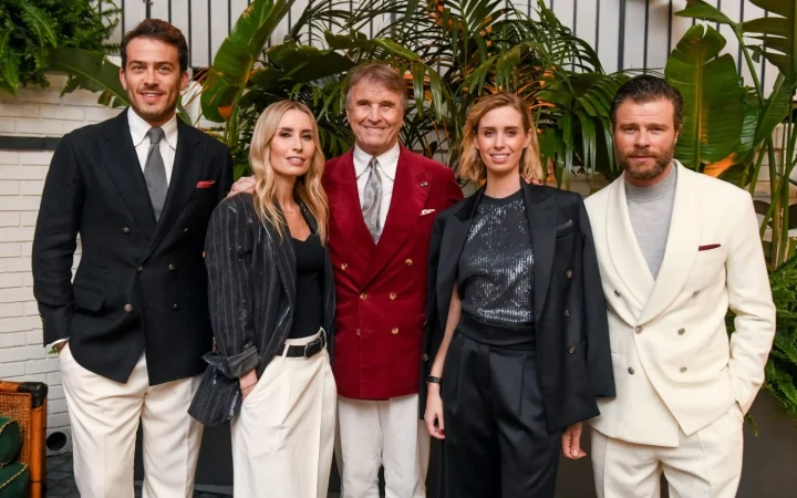Brunello Cucinelli junto a sus hijas Camilla y Carolina y sus respectivos conyuges Riccardo Stefanelli y Alessio Piastrelli en el evento en el Chateau Marmont en Los Angeles diciembre de 2024 Merca2.es