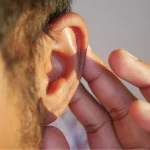 Masajea tu oreja izquierda: el truco del nervio vago que activa tu calma sin medicación.