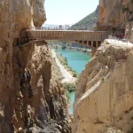 Pagas la entrada al Caminito del Rey para hacerlo mal. El secreto aterrador que el 99% de la gente no ve porque está bajo sus pies