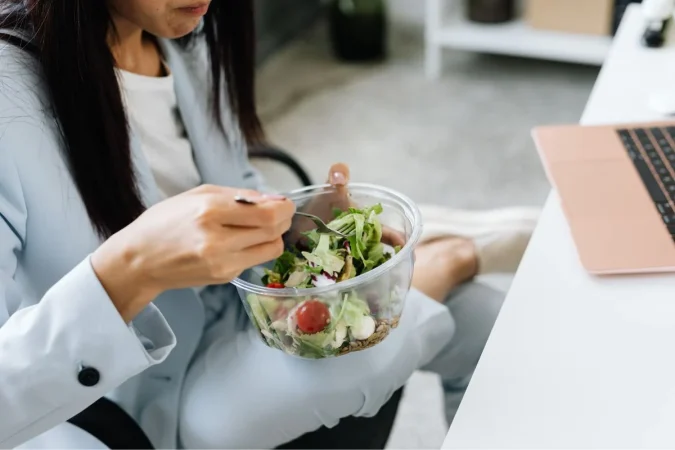 Dra. Elian Rivas, especialista en motilidad gástrica: "Lo ideal es concentrarse en la alimentación, masticar bien, comer despacio y sin distracciones 3 Merca2.es Cerebro y digestion conectados Merca2.es