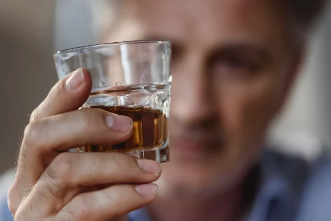 De la fiesta a la resaca emocional: cómo el alcohol altera tu cerebro y tus decisiones 2 Merca2.es Cero es suficiente Merca2.es