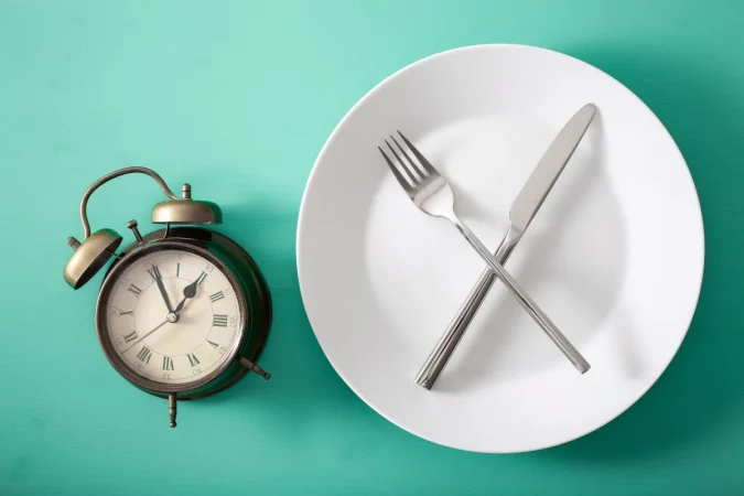 Mark Romera (36), especialista en nutrición científica: “El ayuno intermitente no es una dieta milagrosa, es una herramienta evolutiva que, bien aplicada, puede mejorar la salud metabólica”  2 Merca2.es Cuerpo despierto Merca2.es