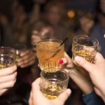 De la fiesta a la resaca emocional: cómo el alcohol altera tu cerebro y tus decisiones