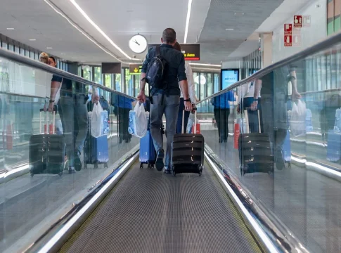 Un hombre con una maleta y equipaje de mano en el aeropuerto Adolfo Suárez-Madrid Barajas, a 4 de agosto de 2023, en Madrid (España).