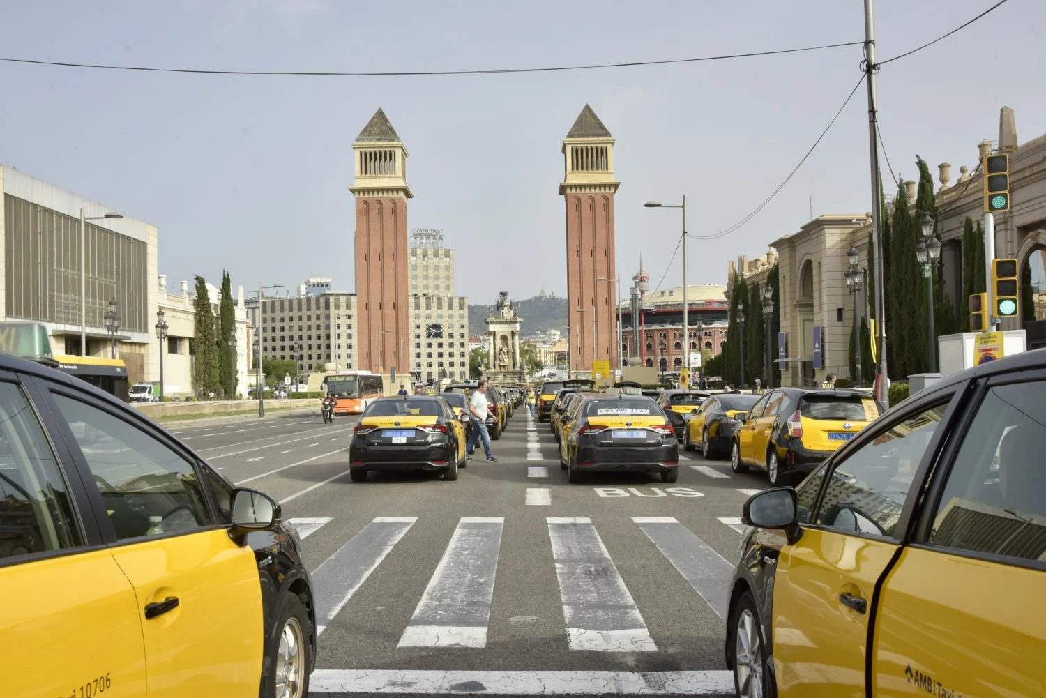 Decenas de taxis en la avenida de la Reina María Cristina junto a la plaza de España de Barcelona durante una concentración de taxis contra Uber. Fuente: Agencias Decenas de taxis en la avenida de la Reina María Cristina junto a la plaza de España de Barcelona durante una concentración de taxis contra Uber. Fuente: Agencias