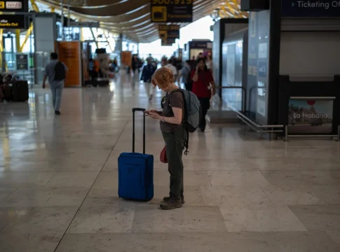 Una mujer con una maleta en el aeropuerto Adolfo Suárez Madrid-Barajas durante la primera operación salida del verano 2025. Fuente: Agencias