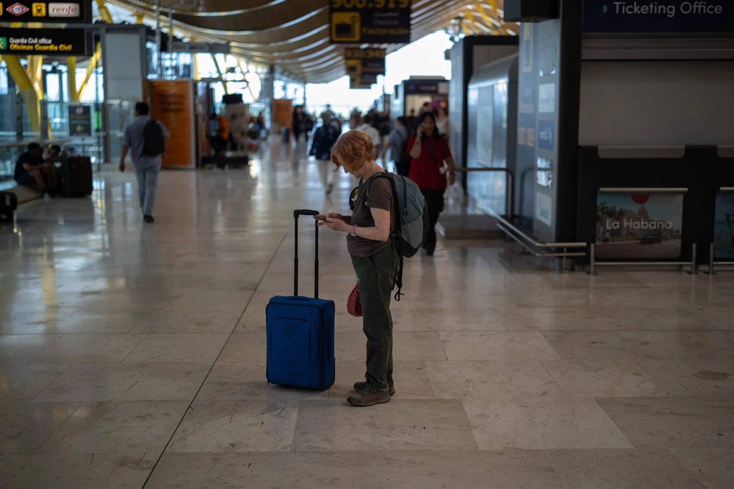 Una mujer con una maleta en el aeropuerto Adolfo Suárez Madrid-Barajas durante la primera operación salida del verano 2025. Fuente: Agencias