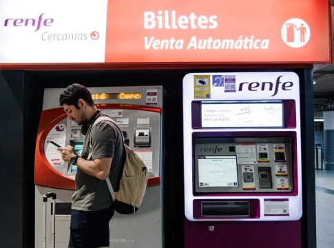 Viajeros en la Estación de Madrid - Puerta de Atocha - Almudena Grandes frente a la tickera de Renfe. Fuente: Agencias.