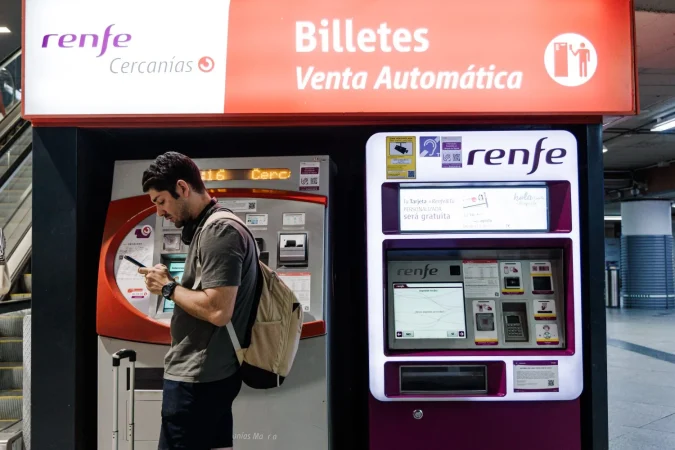 Trenlab: Las nuevas apuestas de Renfe por la innovación 1 Merca2.es Viajeros en la Estación de Madrid - Puerta de Atocha - Almudena Grandes frente a la tickera de Renfe. Fuente: Agencias.