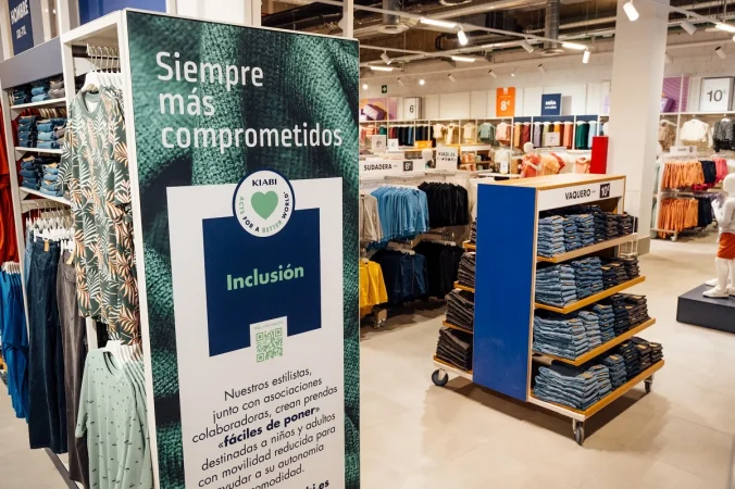 Kiabi avanza en la expansión de sus córners de segunda mano en la Península Ibérica 1 Merca2.es Expositor de Kiabi en una tienda Merca2.es