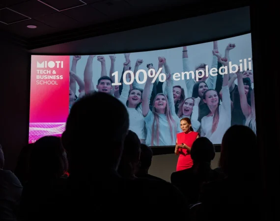 MIOTI: “Necesitamos más mujeres en tecnología para evitar sesgos y aportar una visión más humanista a la IA” 4 Merca2.es Fabiola Pérez, CEO y cofundadora de MIOTI Tech & Business School, en un evento.