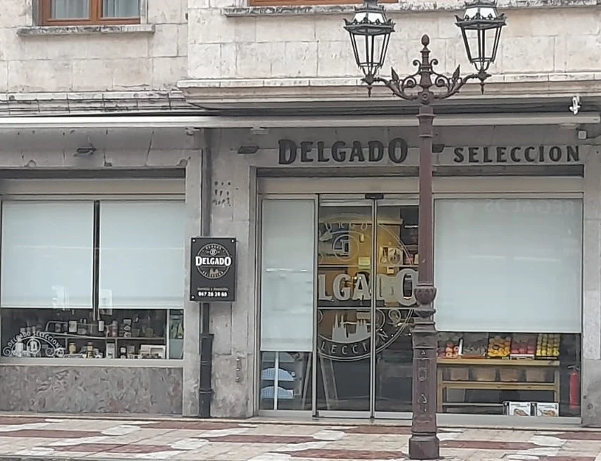 Cada tienda, un latido: cómo las tiendas de siempre resisten gracias a la confianza y la cercanía 2 Merca2.es Fachada de la tienda Delgado Seleccion en Burgos Merca2.es