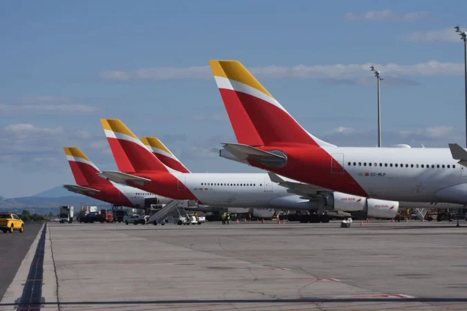 El crecimiento de la capacidad transatlántica se ha ralentizado en los últimos meses, con las aerolíneas europeas y estadounidenses recortando destinos. IAG