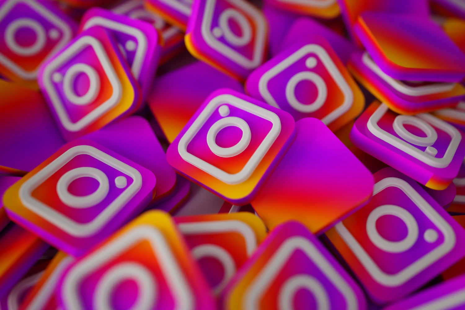 Aquí se aborda cómo el síndrome del carrusel fomenta una comparación social constante y perjudicial para la autoestima al exponernos a vidas aparentemente perfectas. Fuente: Freepik
