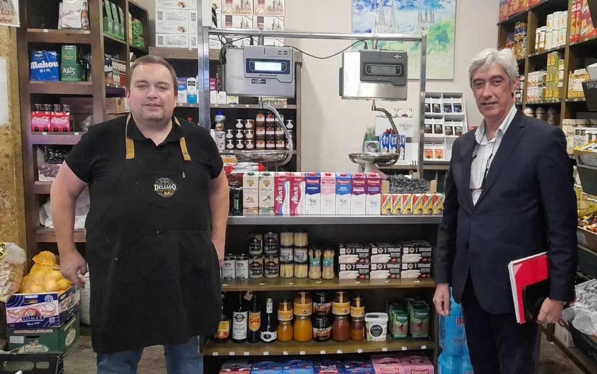 Cada tienda, un latido: cómo las tiendas de siempre resisten gracias a la confianza y la cercanía 1 Merca2.es Juan Carlos Perez comercial y el dueno de la tienda David Delgado Merca2.es