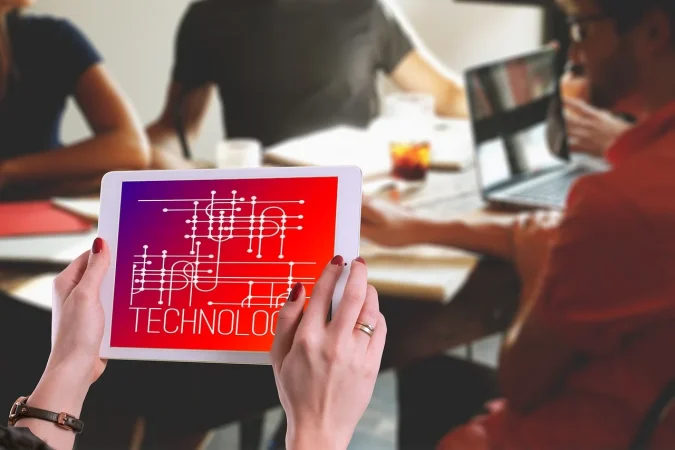 “La tecnología, bien usada, reduce la soledad. Lo hemos comprobado en miles de usuarios” 1 Merca2.es La digitalizacion en las personas mayores es importante e incluso vital Merca2.es