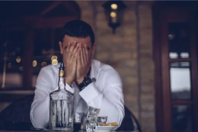 De la fiesta a la resaca emocional: cómo el alcohol altera tu cerebro y tus decisiones 1 Merca2.es alcohol
