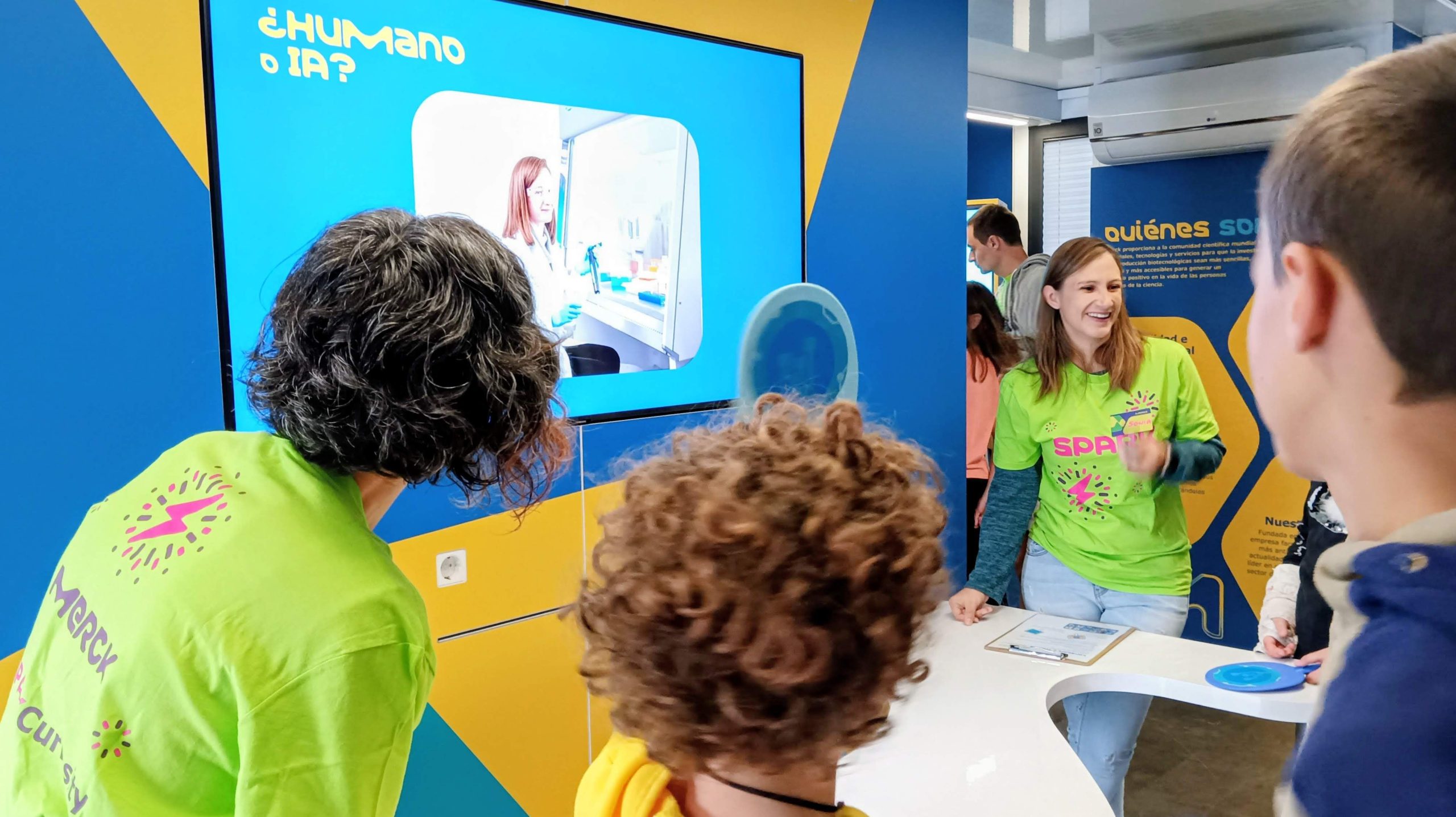 Más de 1.700 estudiantes descubren la inteligencia artificial en el Curiosity Cube de Merck Más de 1.700 estudiantes descubren la inteligencia artificial en el Curiosity Cube de Merck