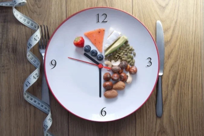Mark Romera (36), especialista en nutrición científica: “El ayuno intermitente no es una dieta milagrosa, es una herramienta evolutiva que, bien aplicada, puede mejorar la salud metabólica”  4 Merca2.es Pausa interior Merca2.es