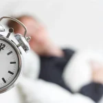 Carlos Egea (59), neumólogo: «Quienes duermen entre siete y nueve horas los fines de semana reducen su riesgo cardiovascular y mejoran su sueño en un 30%»