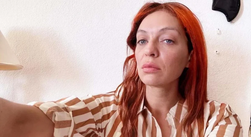 Máxima preocupación por Sheila Devil, la hija trans de Camilo Sesto: "Es muy grave" 12 Merca2.es Sheila Devil posando en su casa Merca2.es