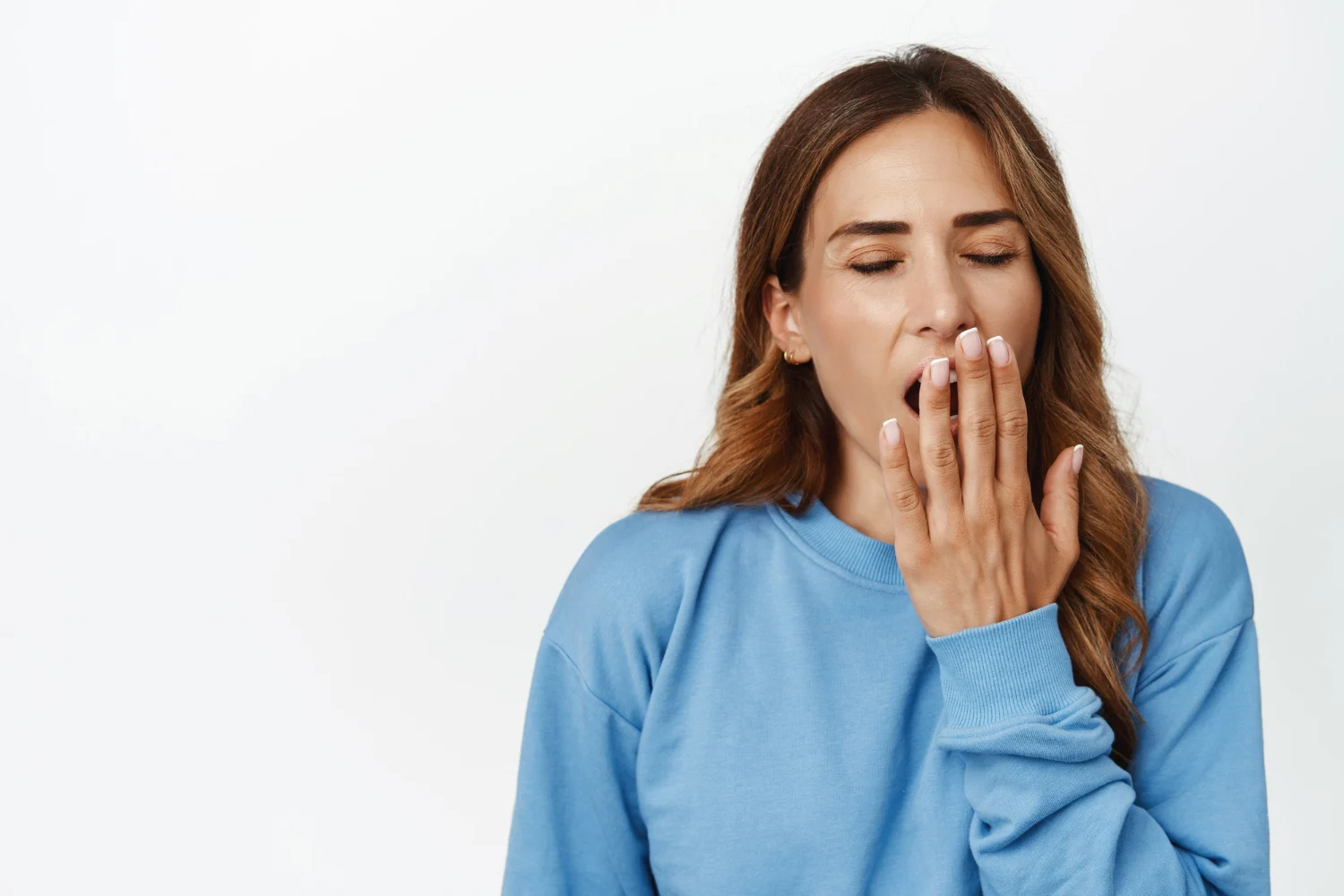 Cuando hablamos de este aliento tan particular, no nos referimos a un aroma agradable, sino a una señal de advertencia muy específica. Fuente: Freepik
