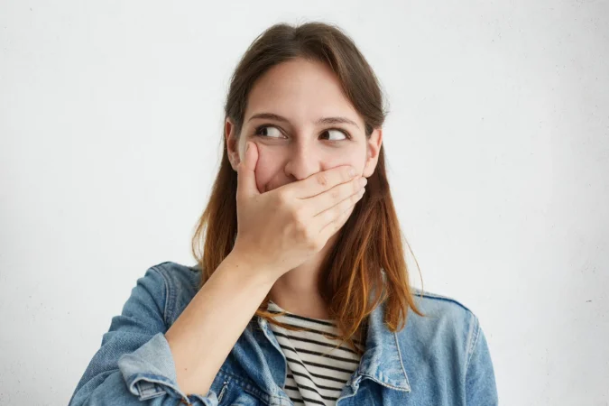 Es fundamental aprender a diferenciar este signo de alerta de otros problemas bucales para poder actuar a tiempo y con conocimiento de causa. Fuente: Freepik
